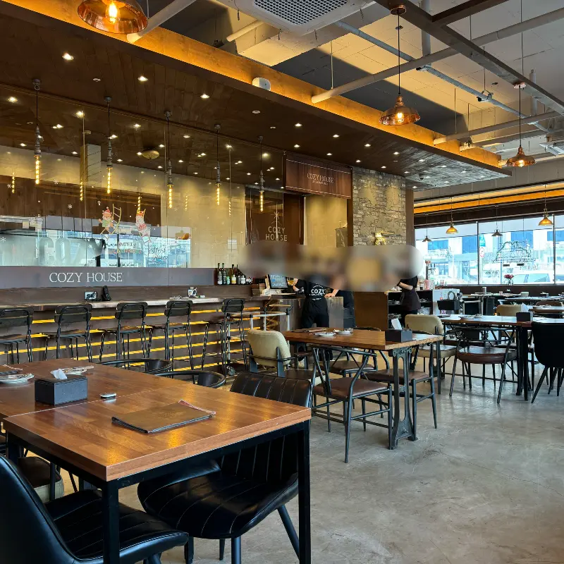 넓고 깔끔한 매장 내부