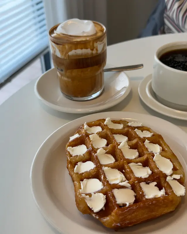 디저트와 함께 즐기는 커피 한 잔