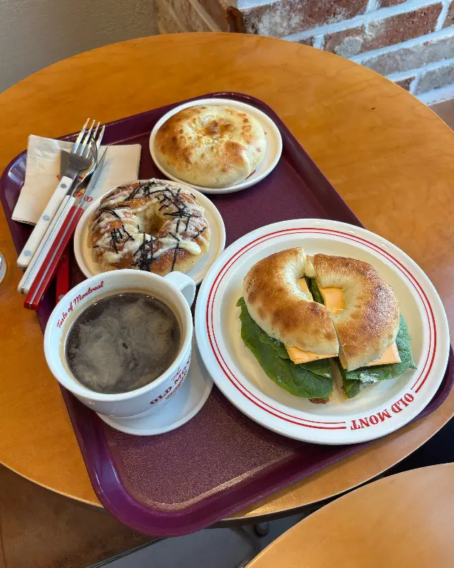 무화과 베이글과 햄치즈 샌드위치