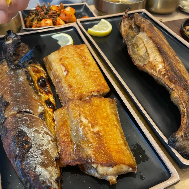 노릇하게 구워진 고등어구이