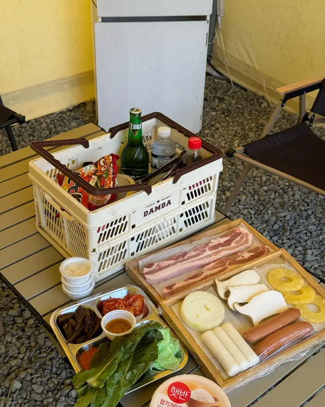 저녁에 조명이 켜진 텐트 풍경