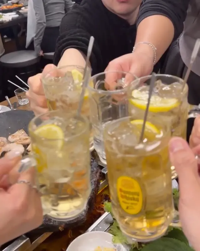 활기찬 분위기 속에서 즐거운 식사