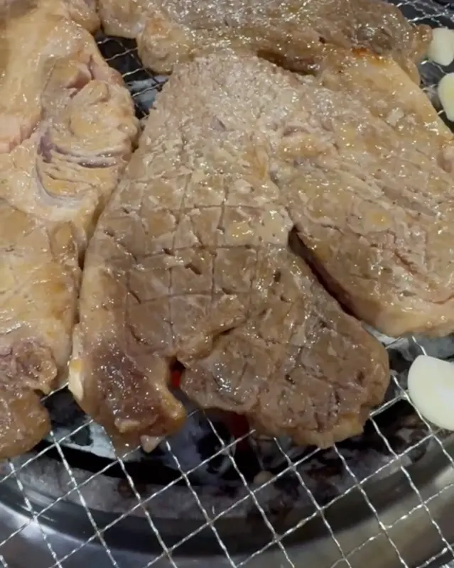 숯불에 구워진 갈비