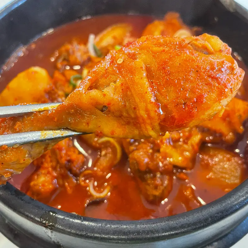 윤기가 흐르는 솥도리탕 닭고기