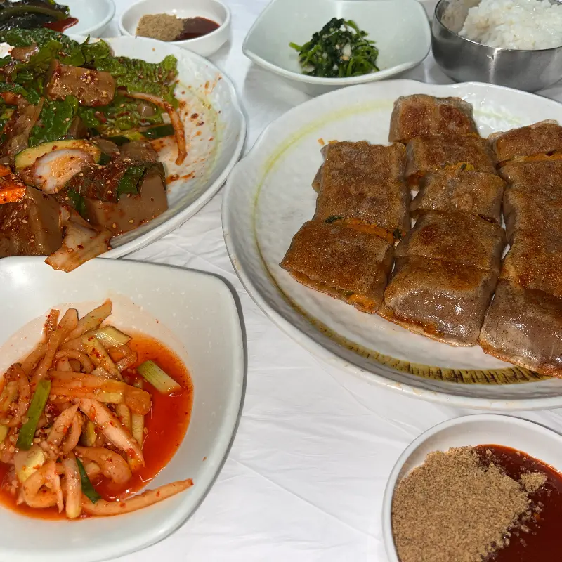 다채로운 밑반찬과 도토리묵