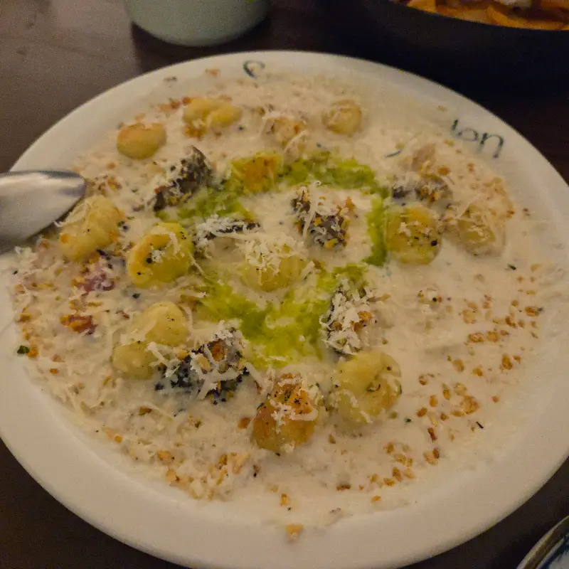 크림 소스에 담겨진 뇨끼