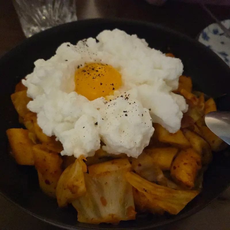 갓김치 볶음밥 위에 구름처럼 올려진 계란 흰자