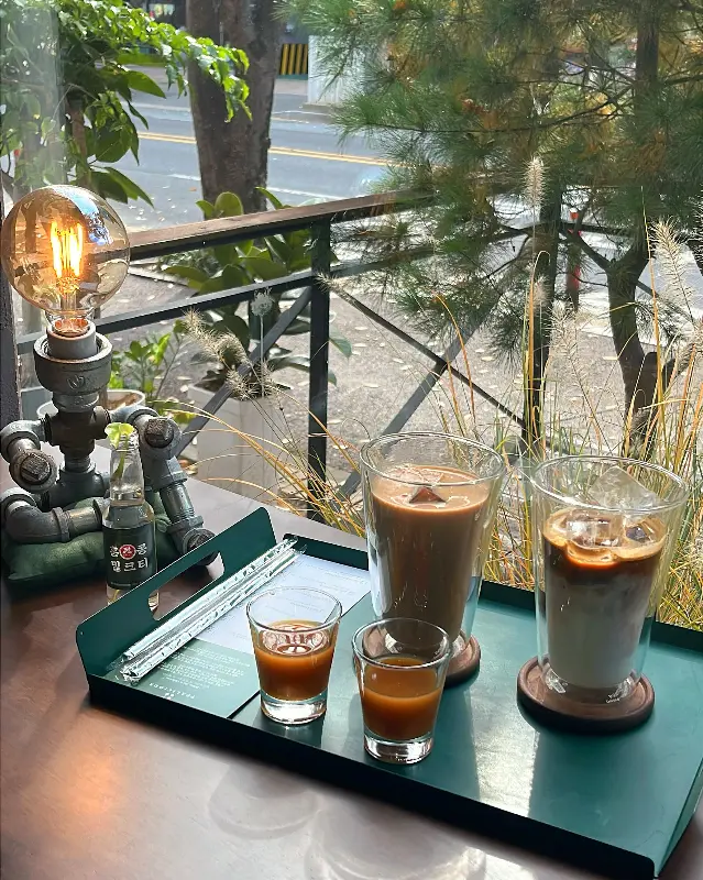 창밖 풍경과 테이블 위의 음료