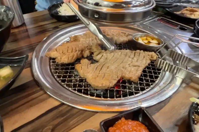 숯불에 돼지갈비 굽는 모습