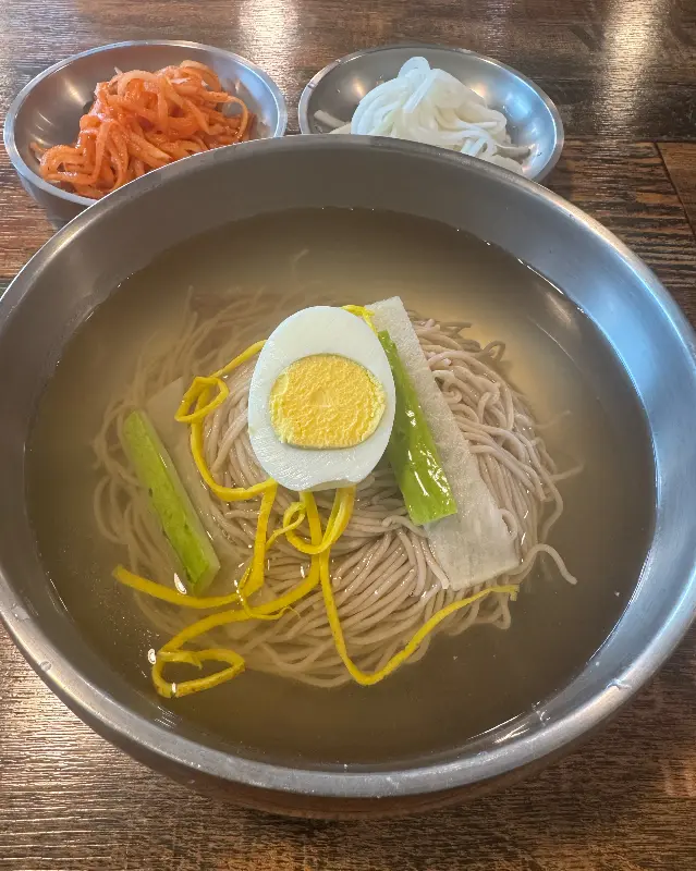 깔끔하게 차려진 테이블