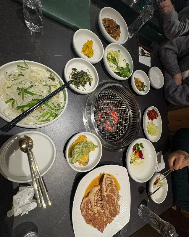 테이블 가득 채운 밑반찬