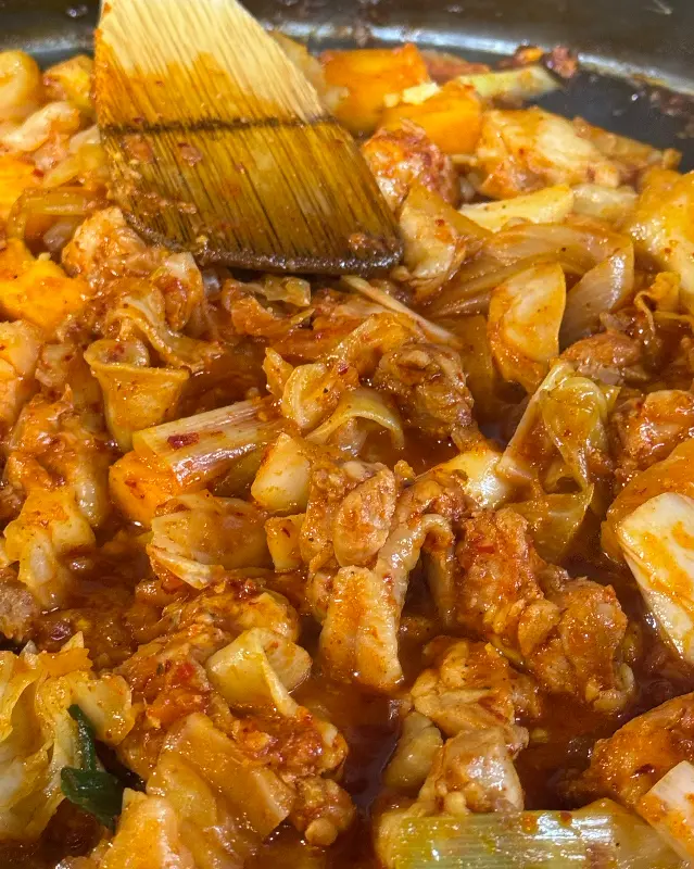 잘 볶아진 닭갈비