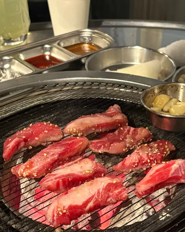 숯불 위에서 익어가는 소갈비살