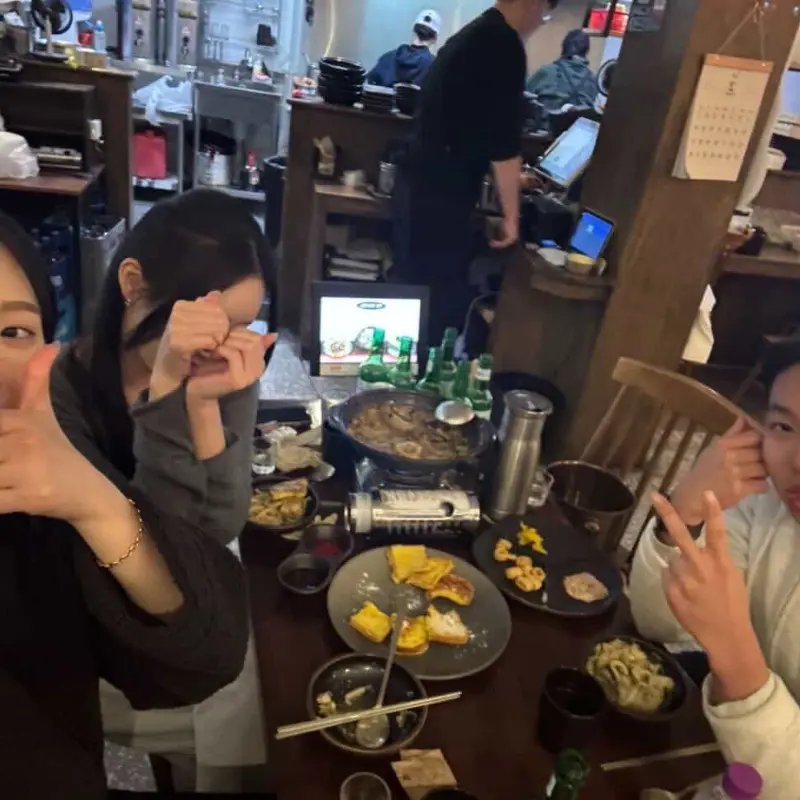 즐거운 분위기 속에서 술자리를 즐기는 사람들