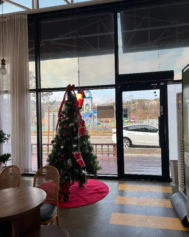 크리스마스 트리가 놓인 카페 내부