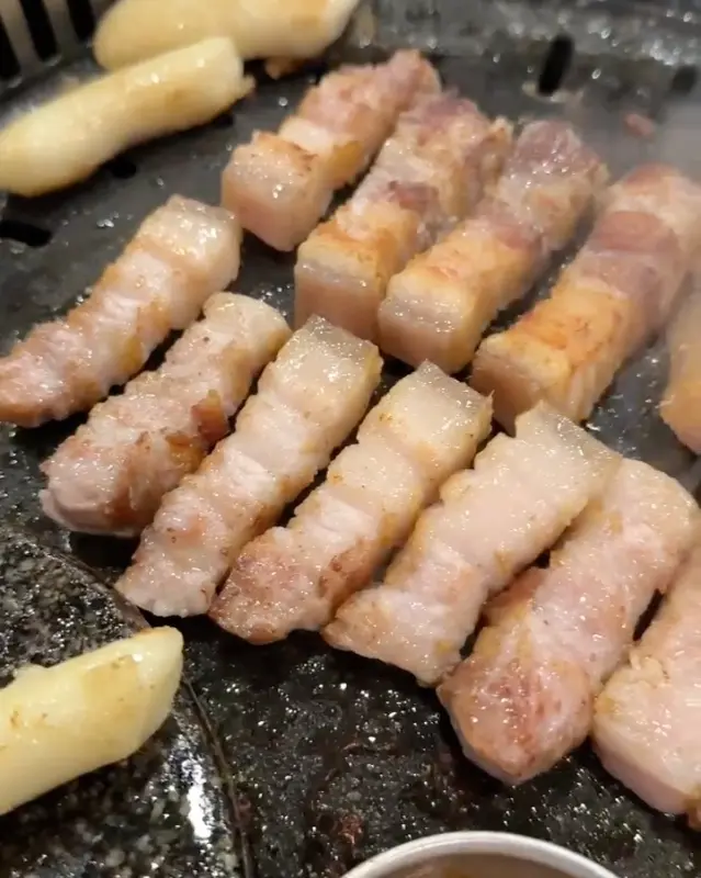 노릇하게 구워진 삼겹살