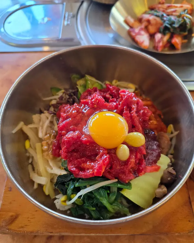 육회비빔밥 비비는 모습