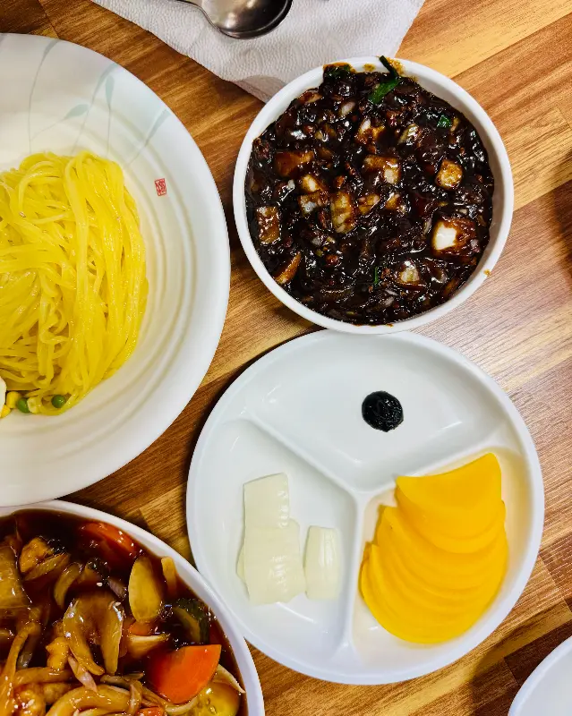 짜장 소스와 면