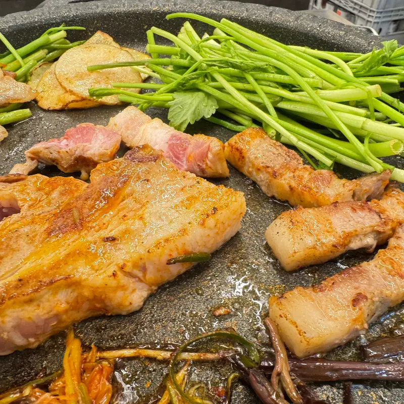 푸짐하게 제공되는 곁들임 채소들