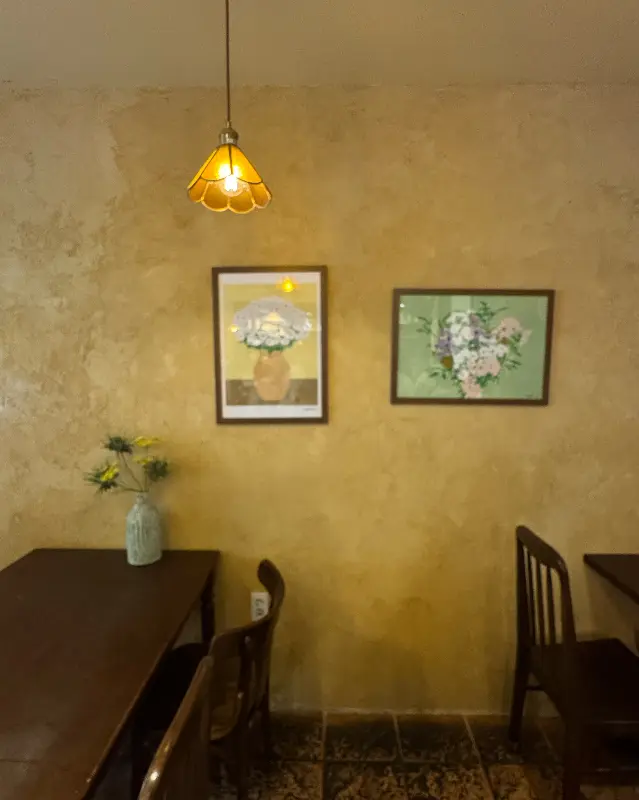 따뜻한 조명 아래 놓인 테이블과 의자