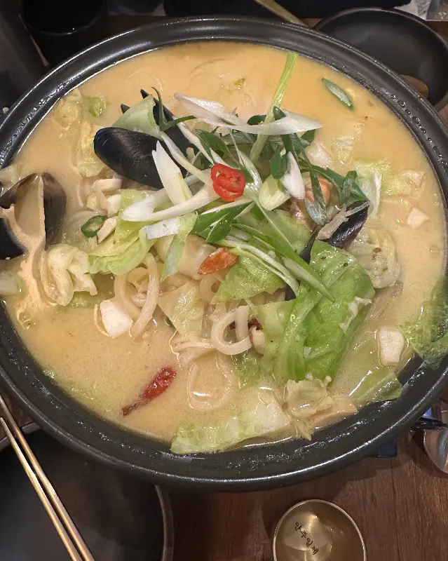 푸짐한 해산물과 야채가 듬뿍 들어간 백짬뽕탕