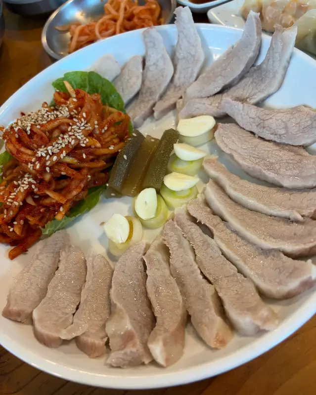 윤기가 흐르는 항정살 수육 한 상