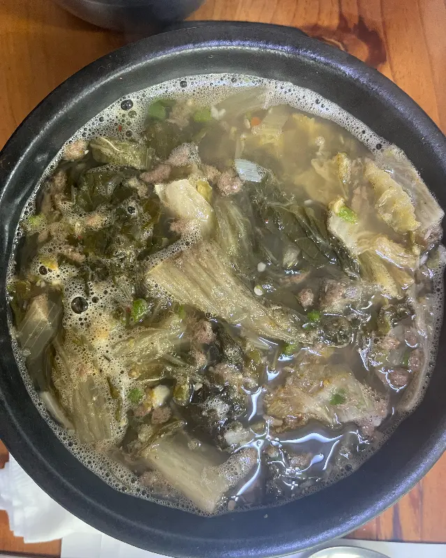 뽀얀 국물에 시래기가 듬뿍 들어간 추어탕