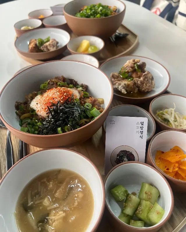 다양한 덮밥 메뉴를 맛볼 수 있는 삼인행