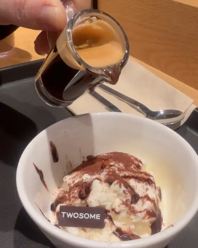 에스프레소를 부어 먹는 아이스크림