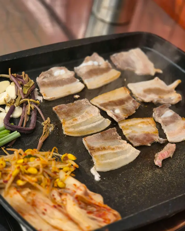 노릇노릇 익어가는 급랭 삼겹살