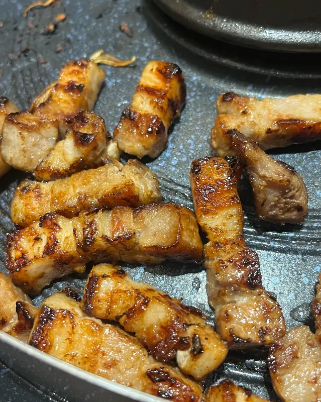 노릇노릇하게 구워진 삼겹살의 클로즈업