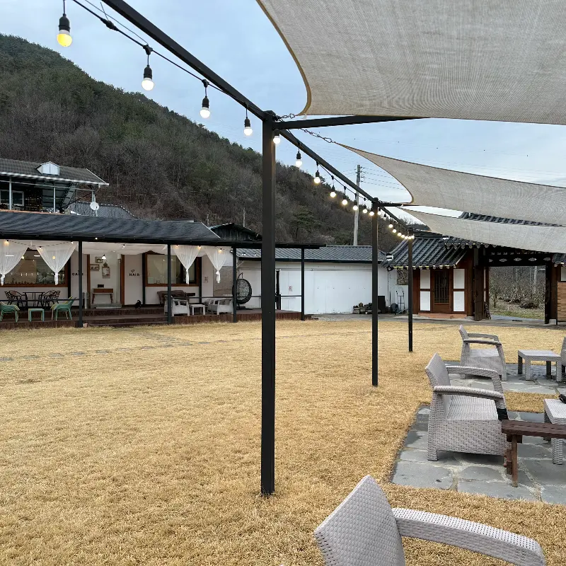 밤에 조명이 켜진 카페 외부 모습