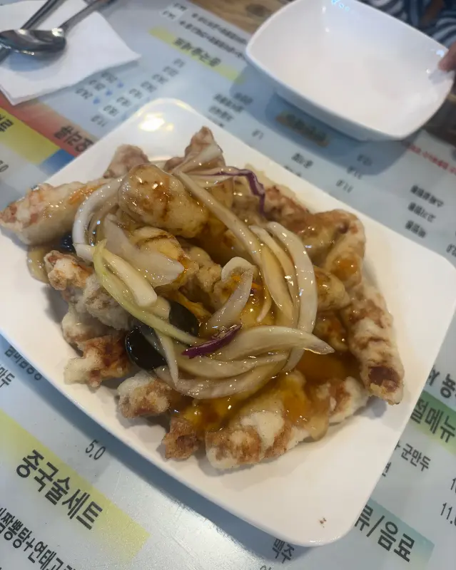 양파와 함께 놓인 탕수육