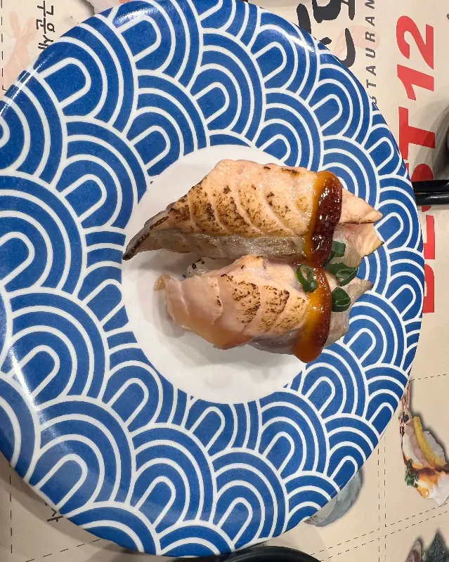 살짝 구워진 연어 초밥