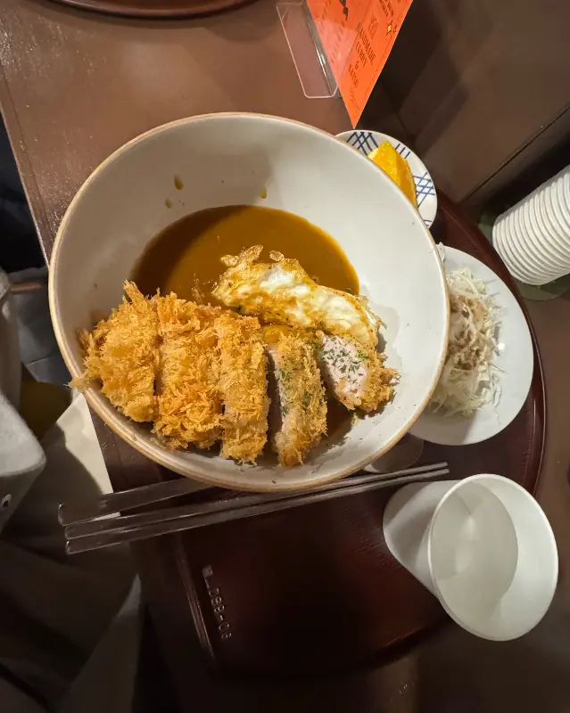 카레와 돈카츠, 그리고 반숙 계란의 완벽한 조화