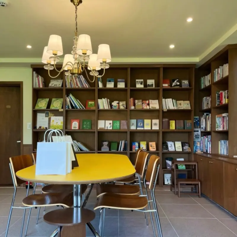 다양한 책들이 꽂혀있는 책장