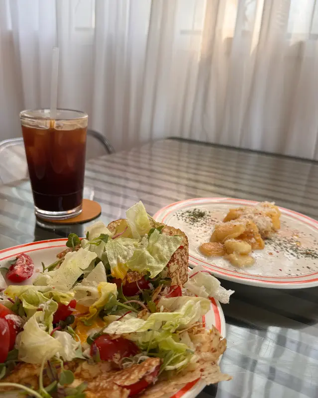 테이블 위에 놓인 브런치 메뉴와 커피