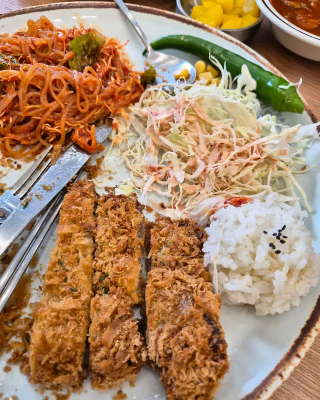 매콤한 쫄면과 돈까스의 조화