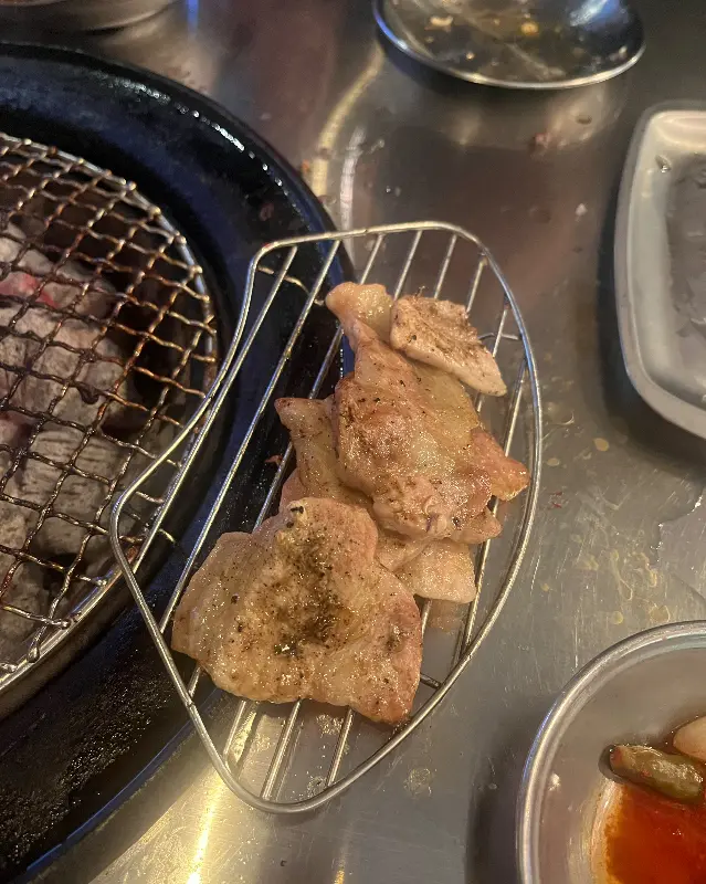 차돌박이를 굽기 위해 불판 위에 올린 모습