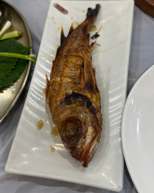 노릇하게 구워진 생선구이