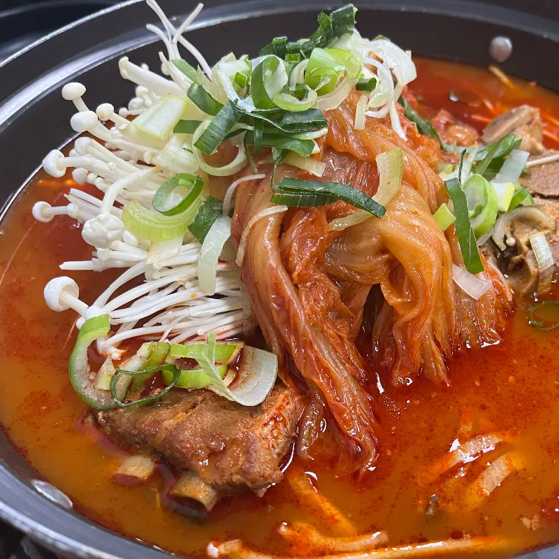 묵은지와 등뼈가 가득한 감자탕