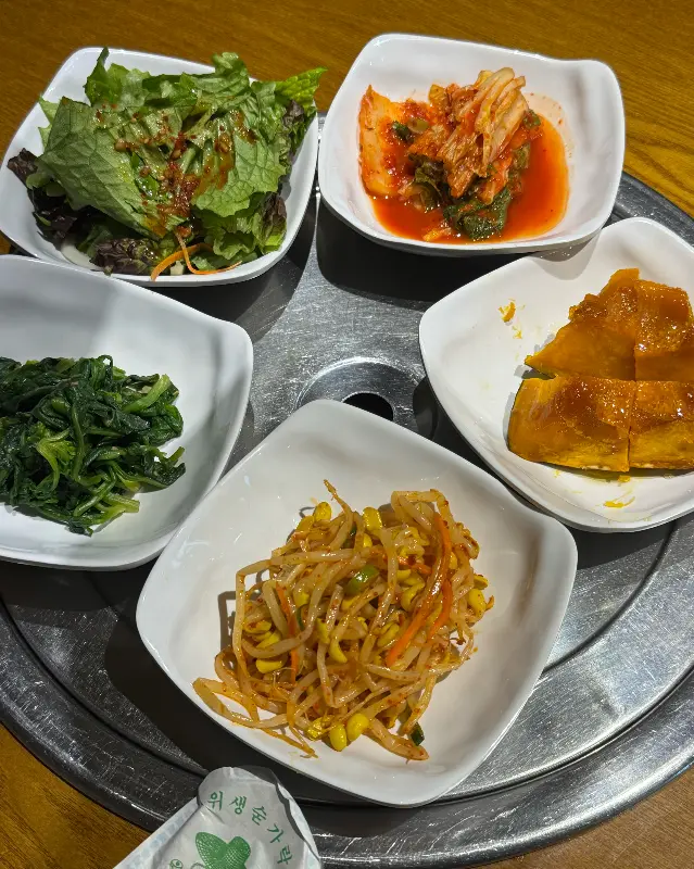 신선한 재료로 만든 다양한 밑반찬