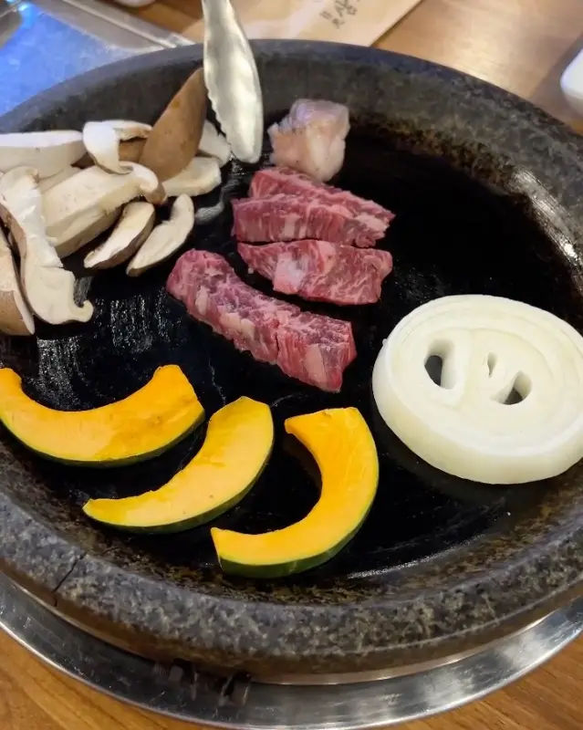 돌판 위에서 구워지는 한우와 채소