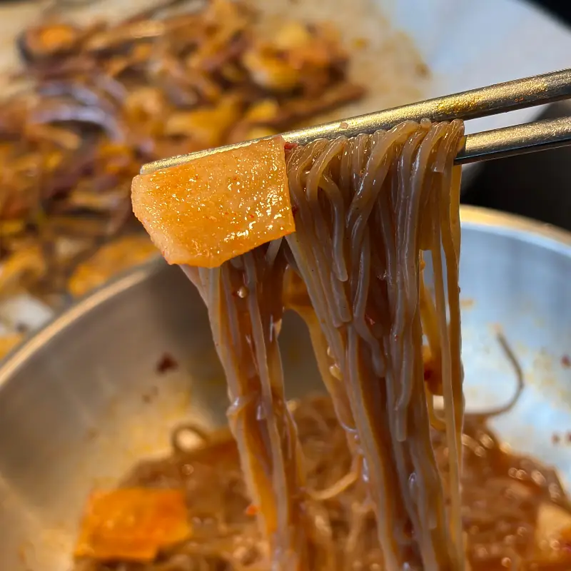 맛깔스러운 비빔 냉면
