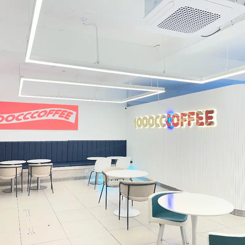 깔끔하고 넓은 매장 내부