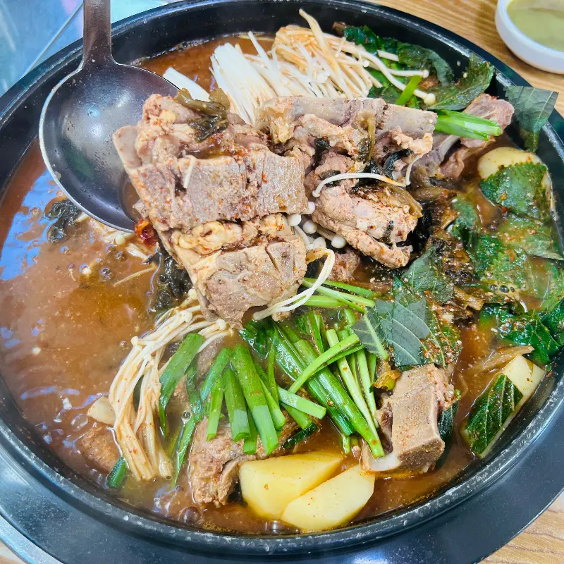 살이 가득 붙은 뼈다귀