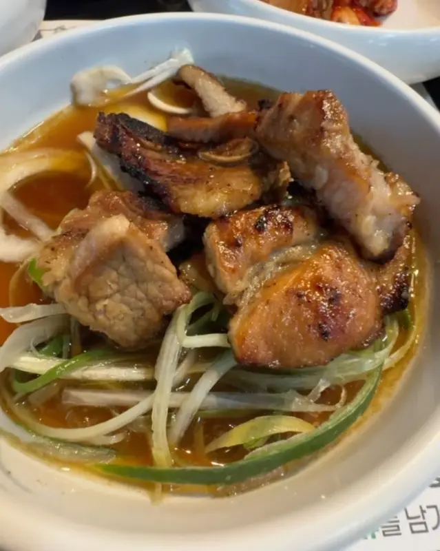 양파와 함께 담겨져 나오는 돼지갈비