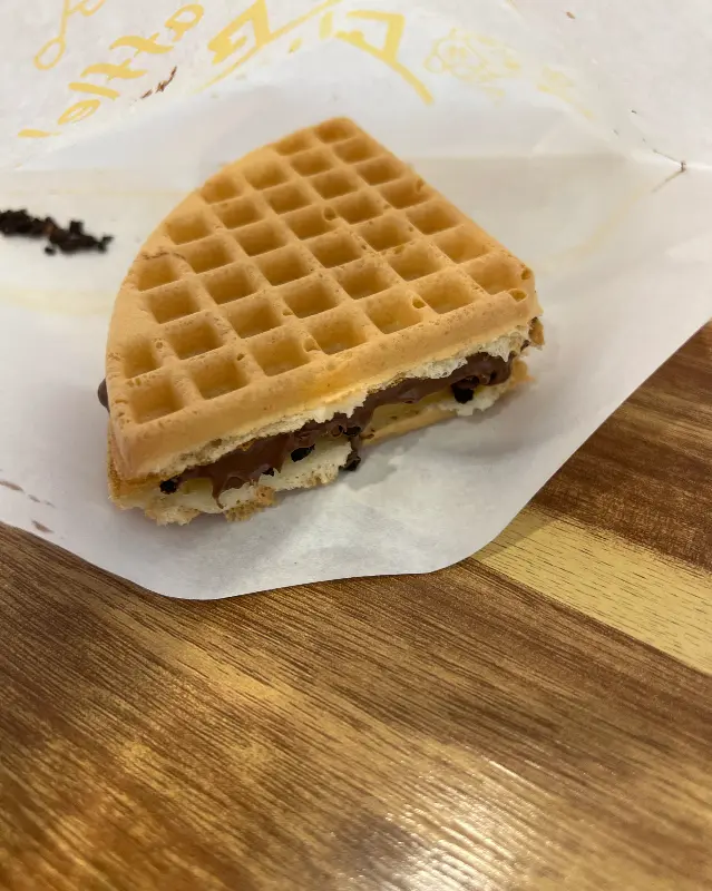 종이 포장지에 담긴 와플