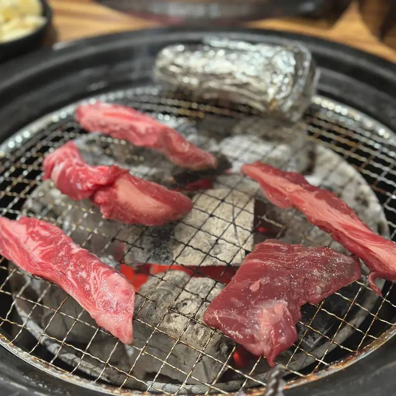 숯불에 구워지는 신선한 소고기