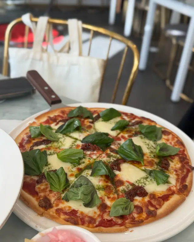 바질이 듬뿍 올라간 마르게리따 피자